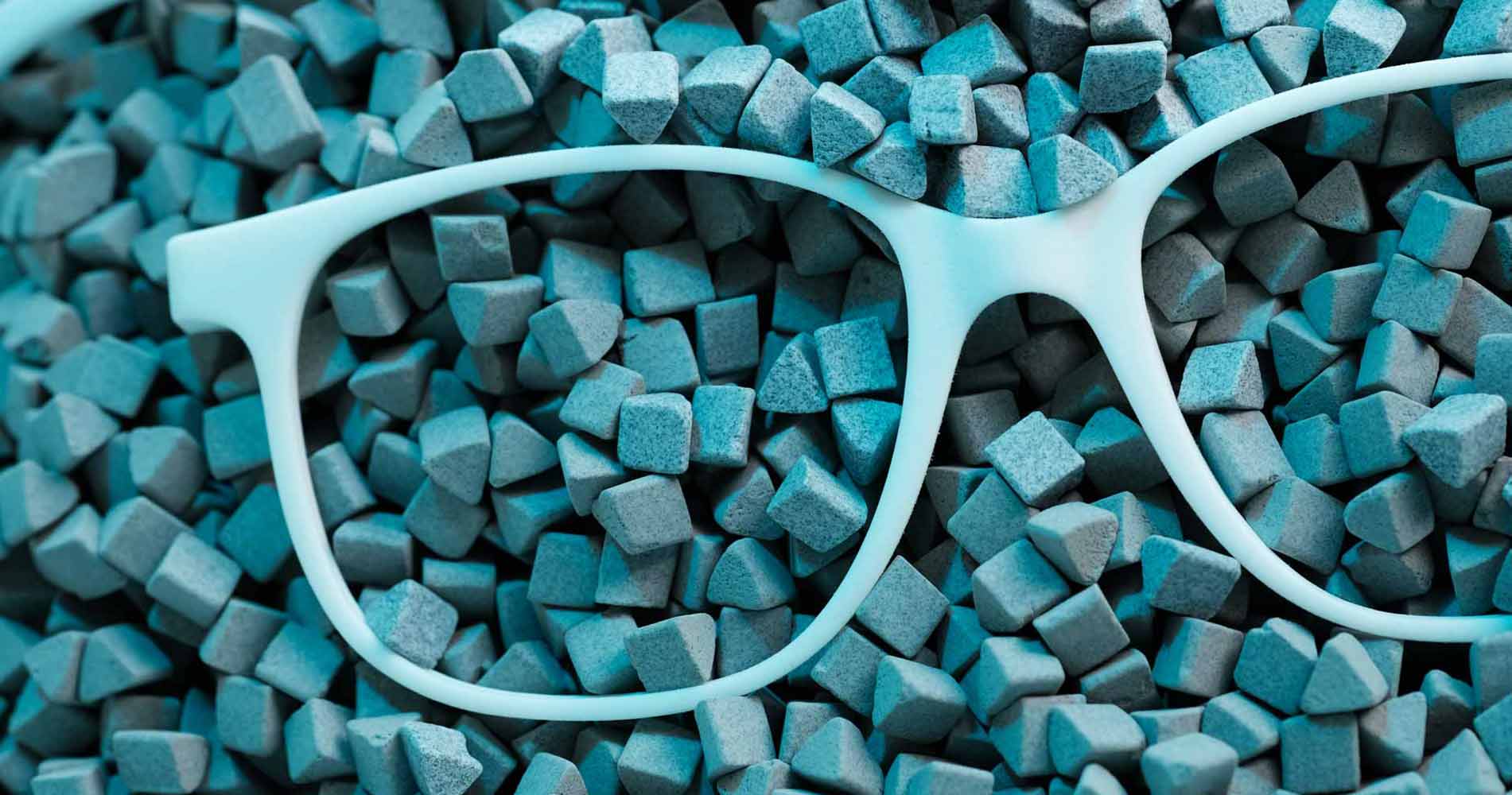 Weiße 3D-gedruckte Brillenfassung beim Gleitschleifen in der Produktion