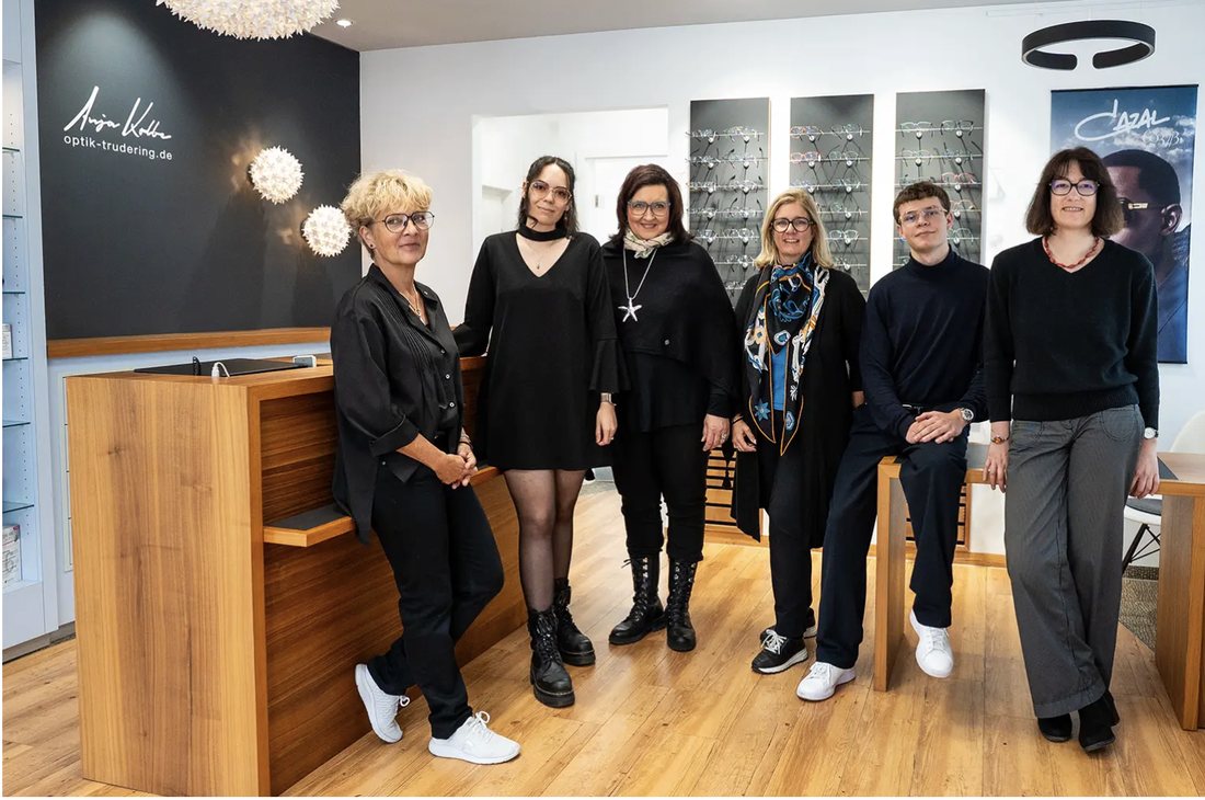 Das Team von Anja Kolbe optik-trudering am Empfangstresen im Ladengeschäft